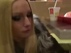 Ragazza sporca di ab ...